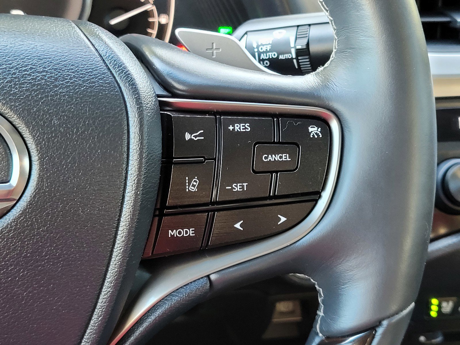 2020 Lexus ES 300h photo 26