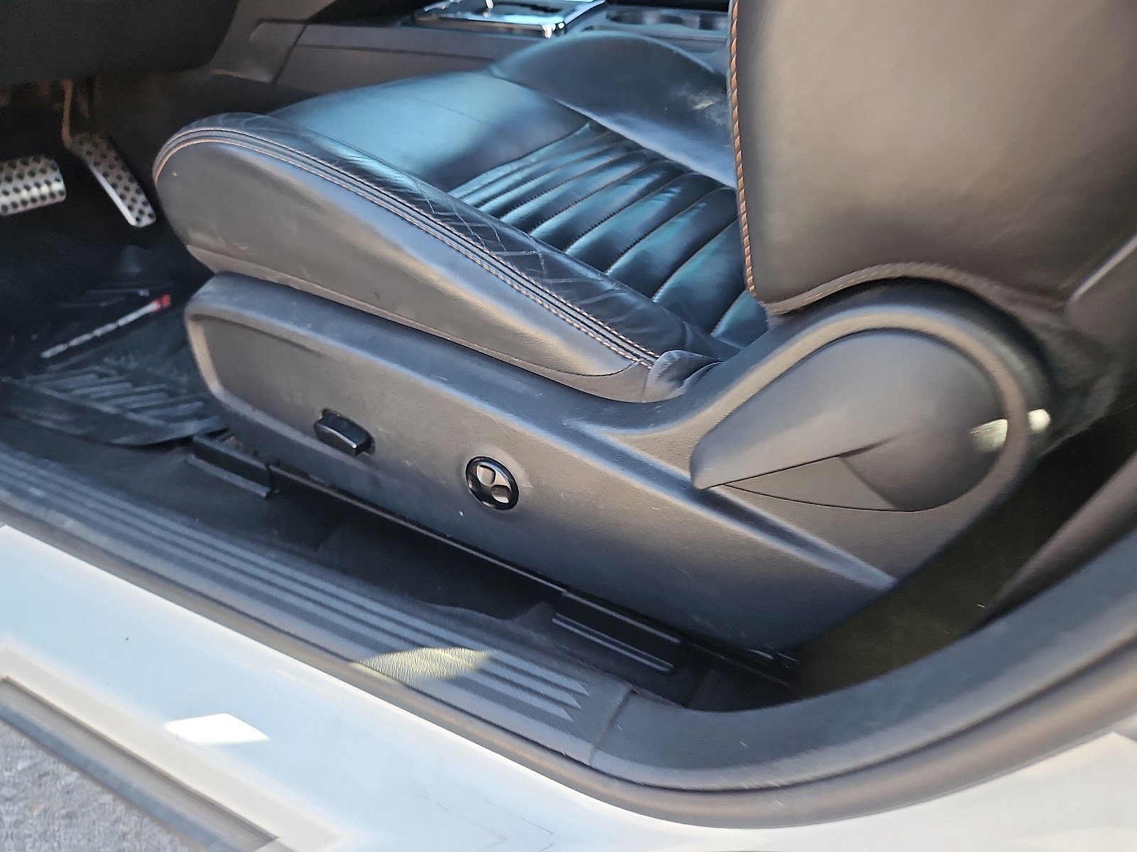 2014 Dodge Challenger R/T photo 23