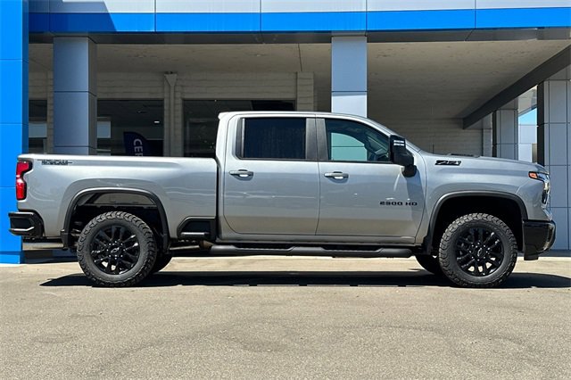 2025 Chevrolet Silverado 2500HD LT photo 3