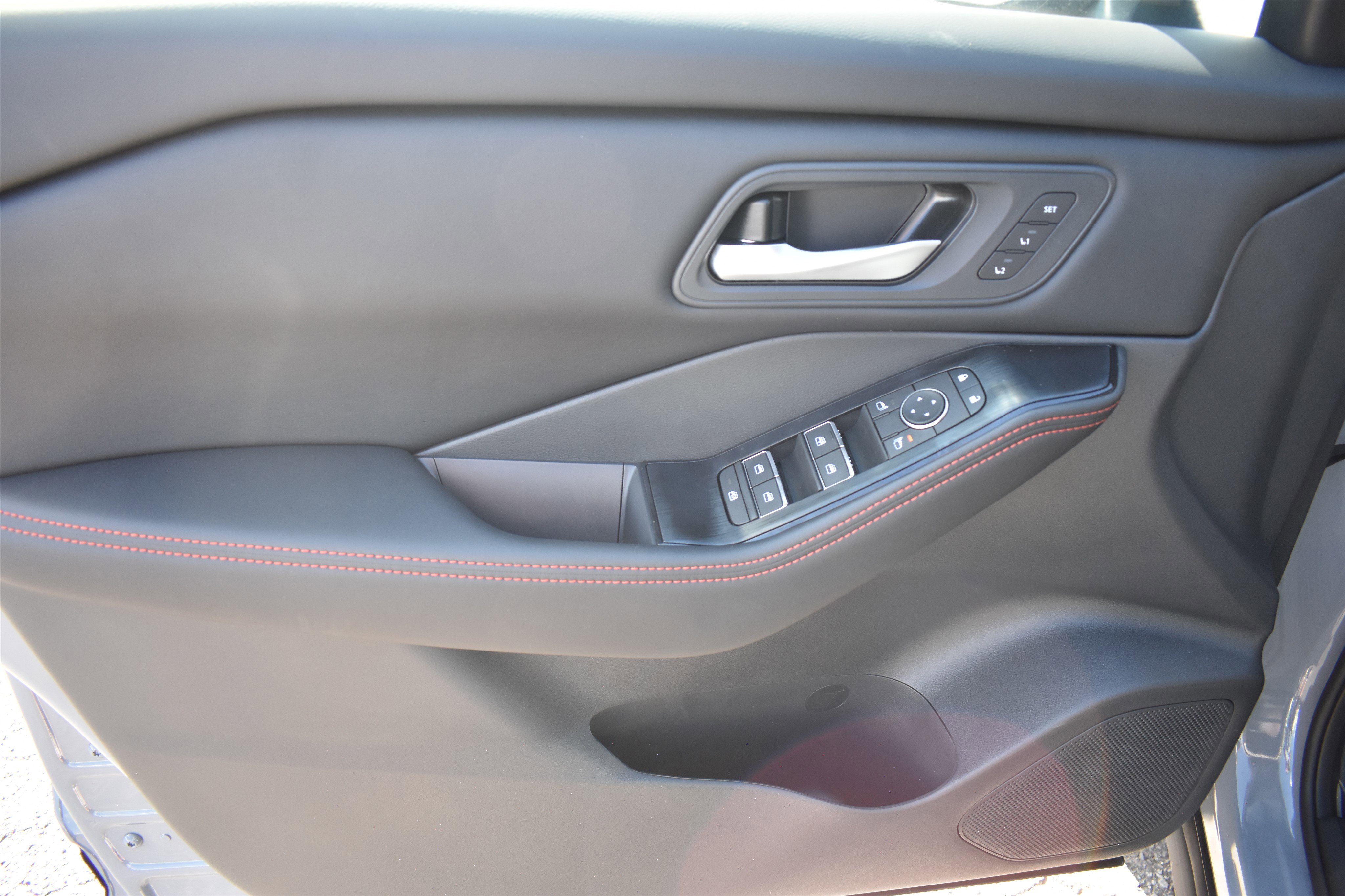 2026 Nissan Rogue SV photo 3