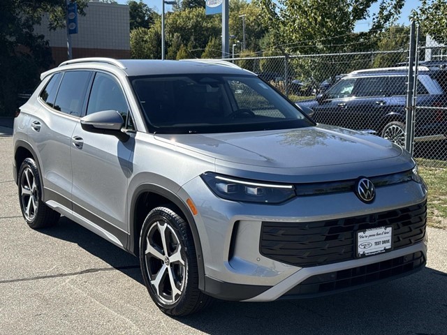 2025 Volkswagen Tiguan SE photo 2