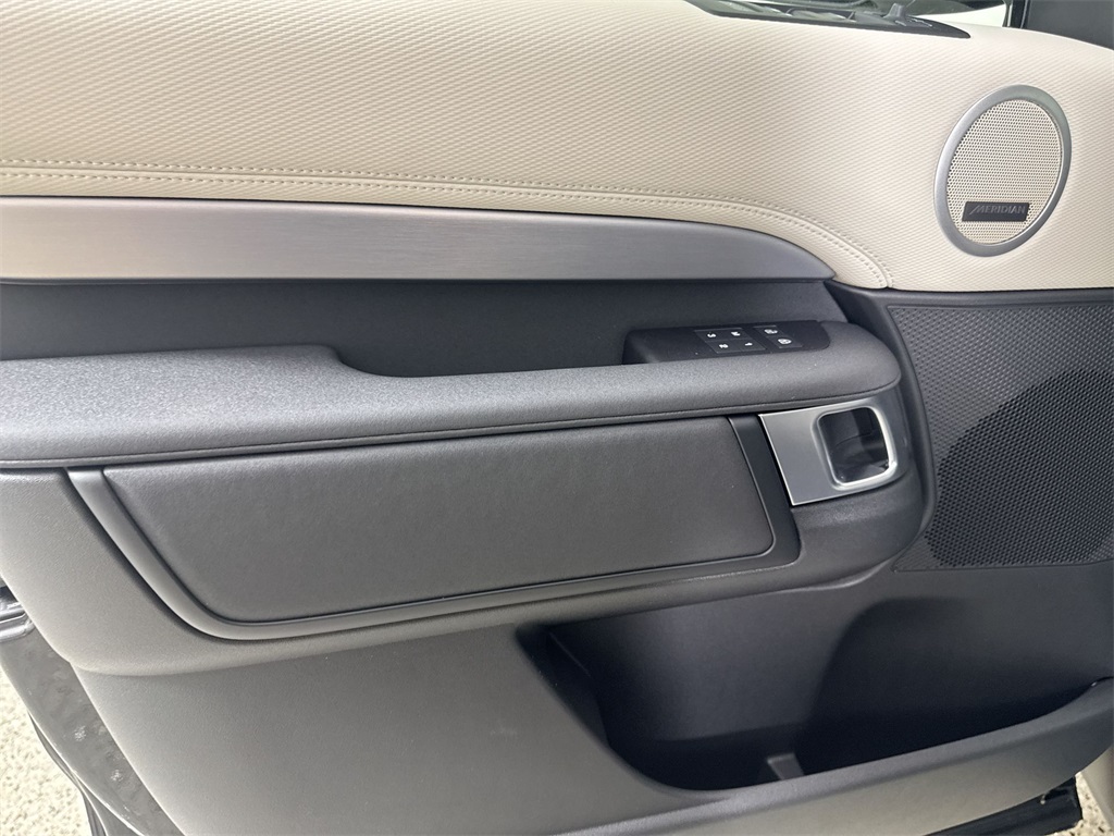 2025 Land Rover Discovery SE photo 12