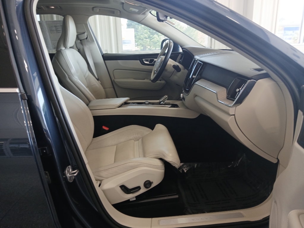 2023 Volvo XC60 Ultimate photo 14