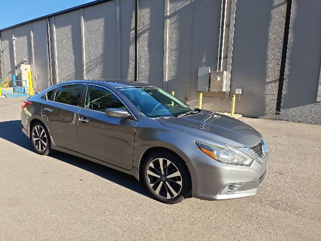 2016 Nissan Altima SR's photo