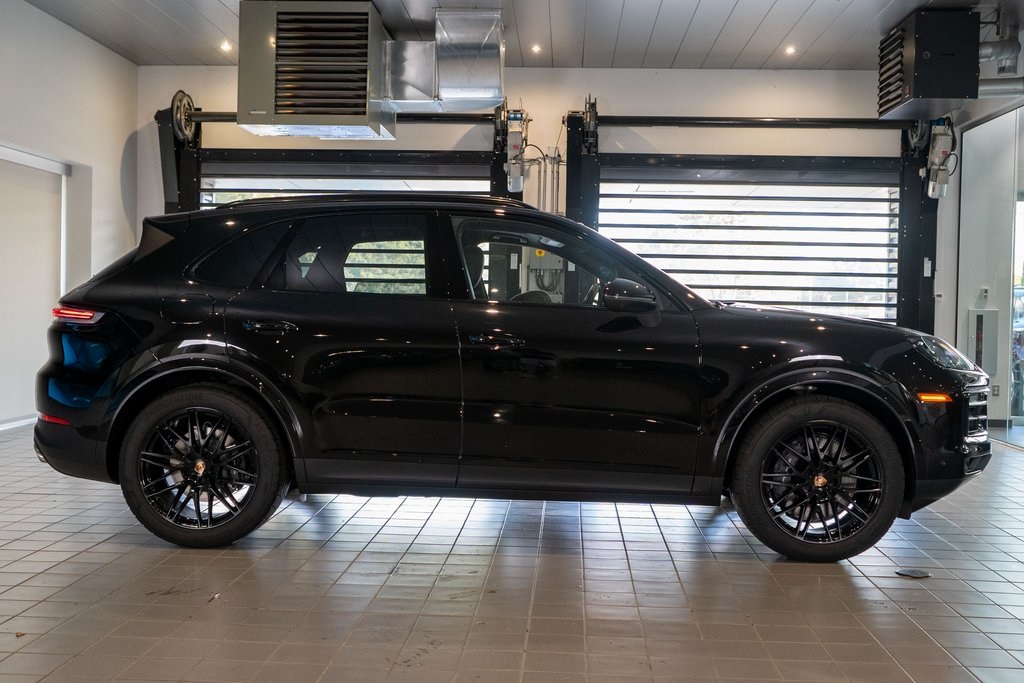 2025 Porsche Cayenne photo 2