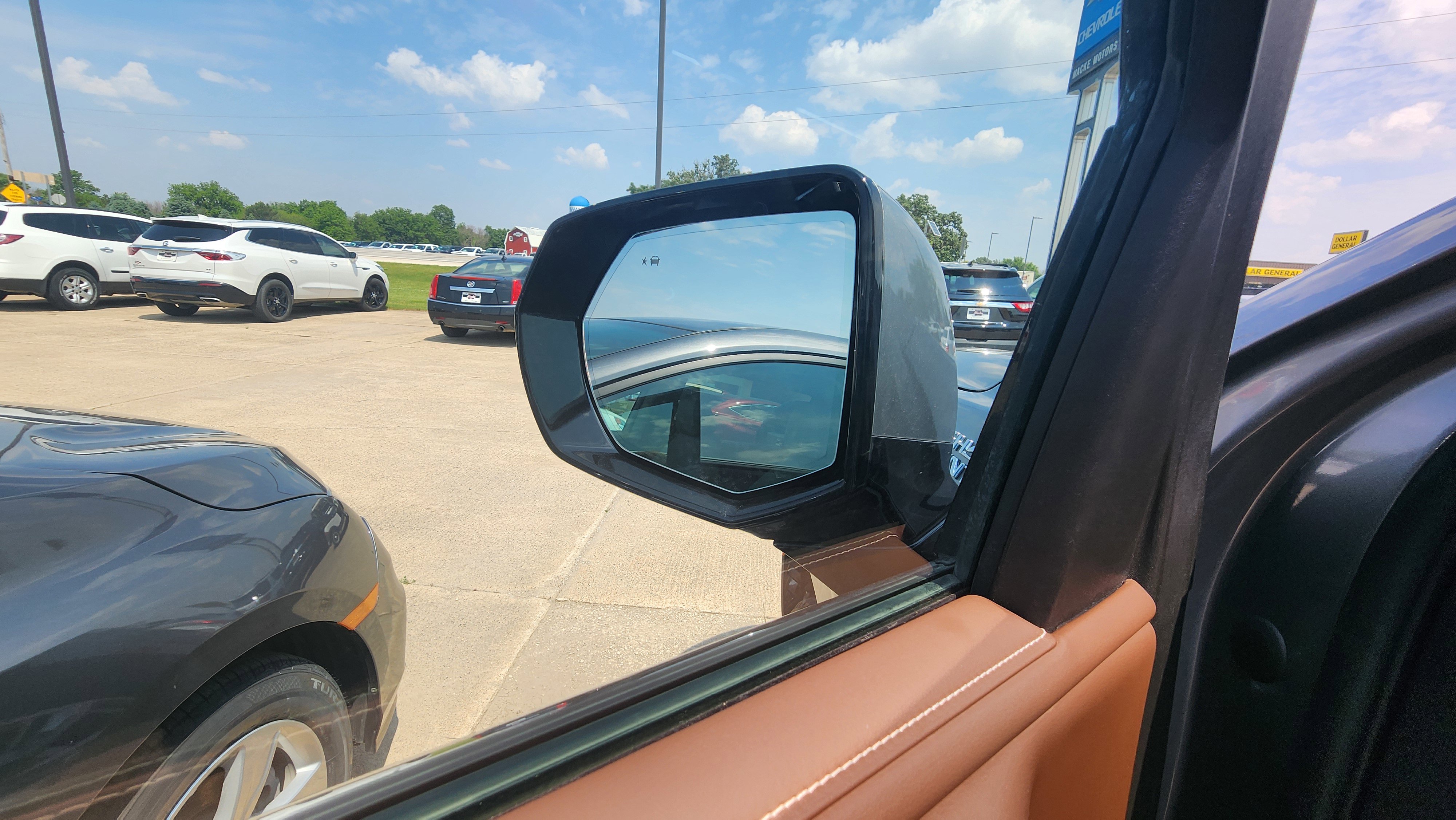 2023 Chevrolet Suburban High Country photo 2