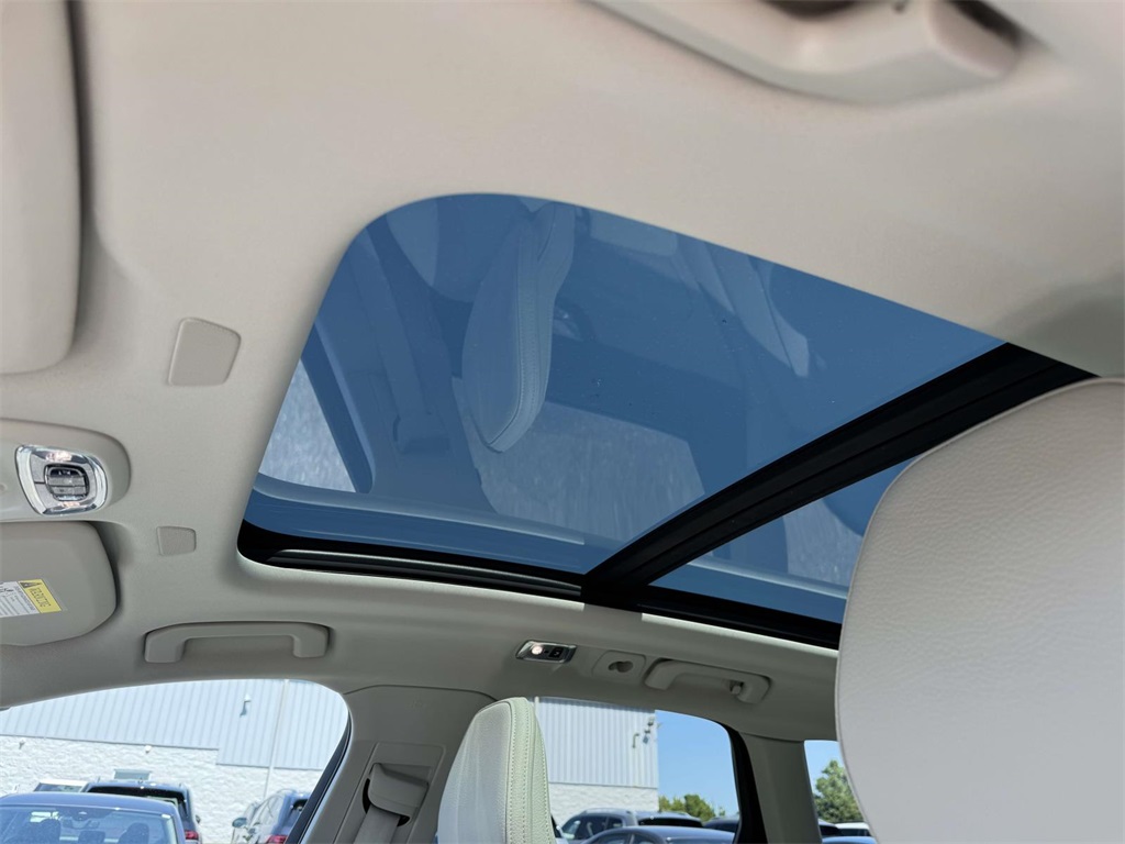 2021 Volvo XC60 T5 Momentum photo 3