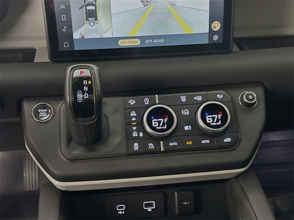 2023 Land Rover Defender 110 SE photo 13
