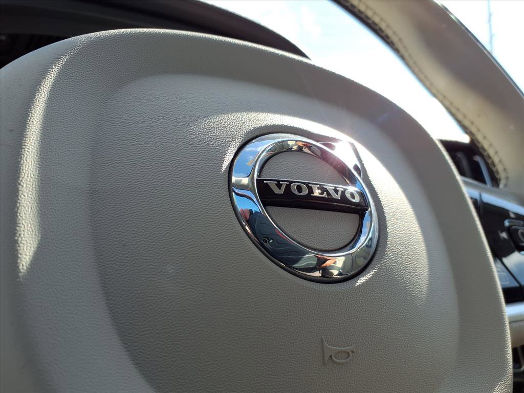 2022 Volvo XC60 Recharge Hybrid Inscription photo 15