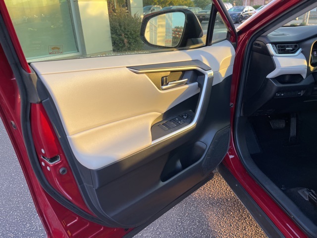 2019 Toyota RAV4 XLE Premium photo 4