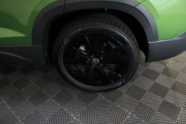 2025 Volkswagen Taos SE photo 14