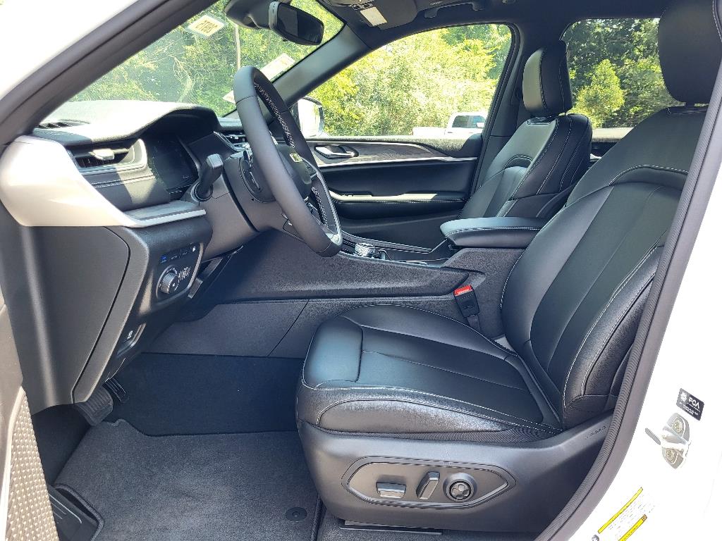 2024 Jeep Cherokee 4xe photo 3