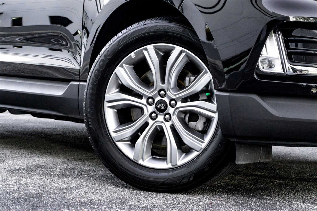 2024 Ford Edge Titanium photo 2