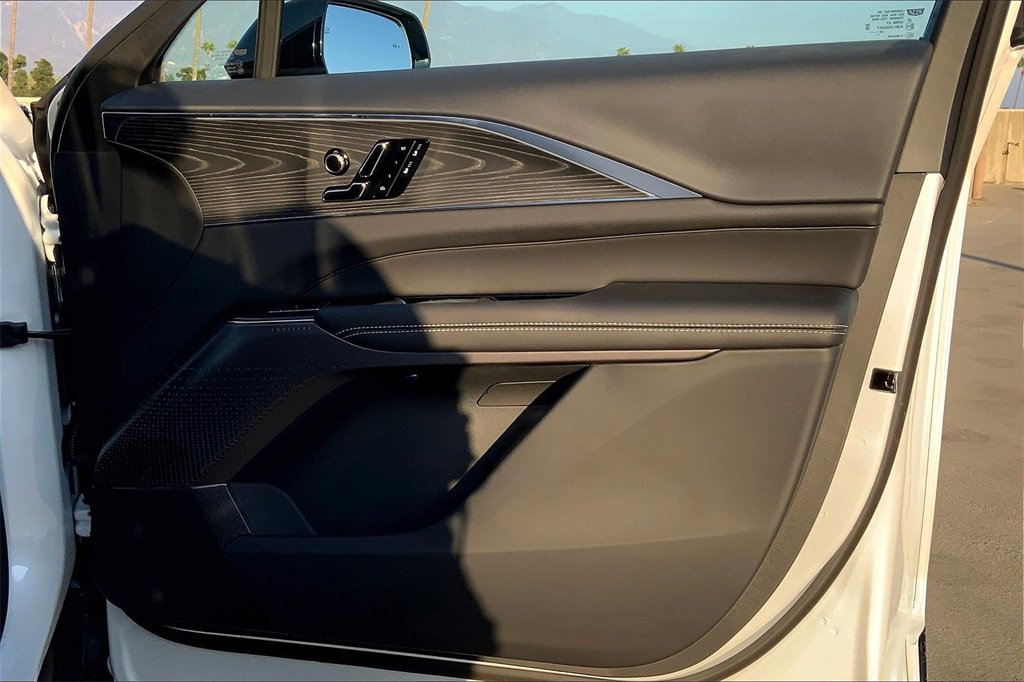 2025 Cadillac Lyriq Luxury photo 30