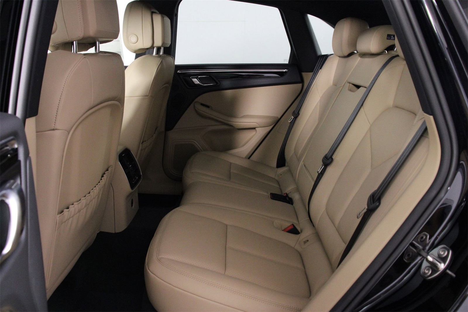 2025 Porsche Macan T photo 18