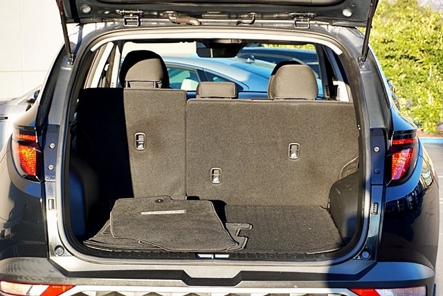 Used 2023 Black Hyundai SE image 11