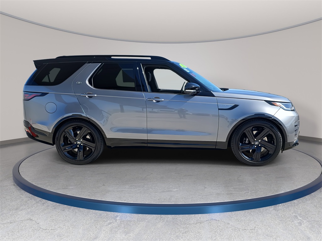 2025 Land Rover Discovery Metropolitan Edition photo 3