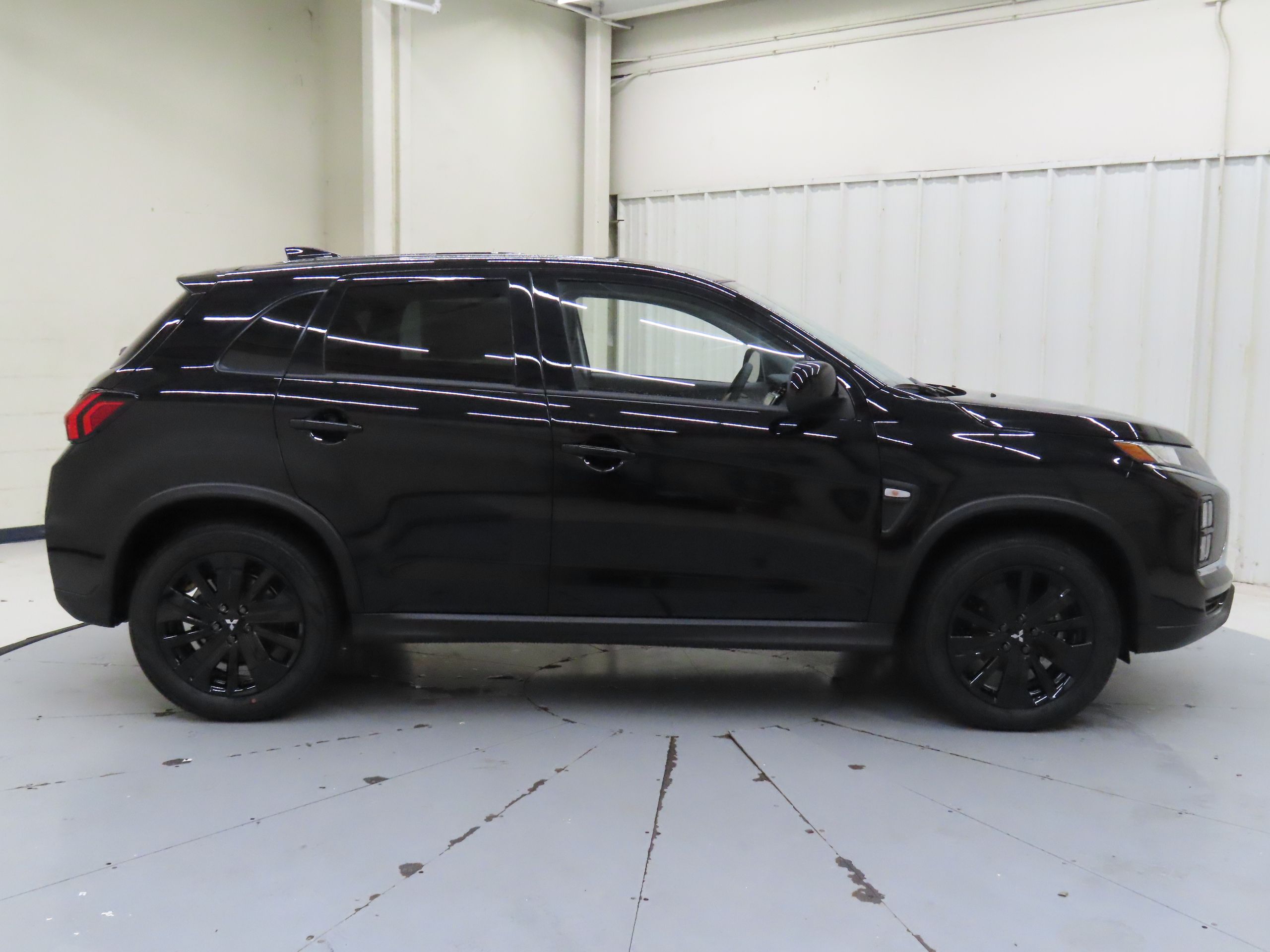 2025 Mitsubishi Outlander Sport LE photo 2