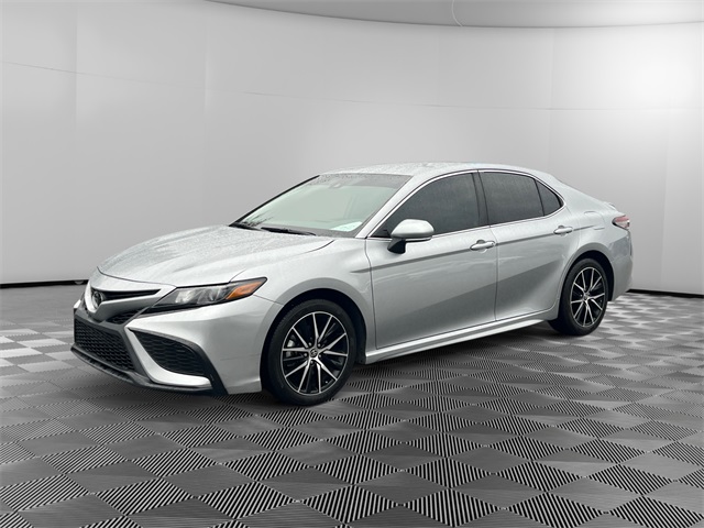 2023 Toyota Camry SE's photo