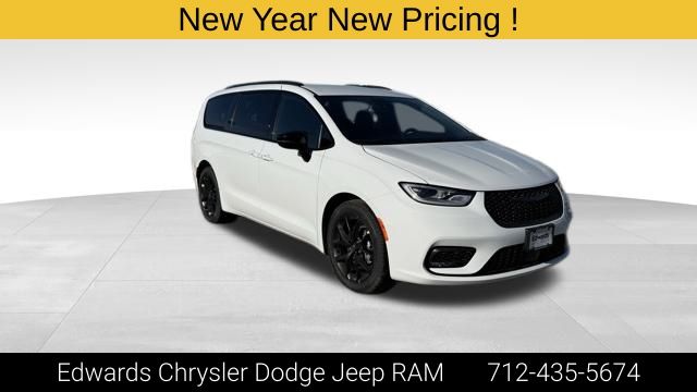 2026 Chrysler Pacifica Select's photo