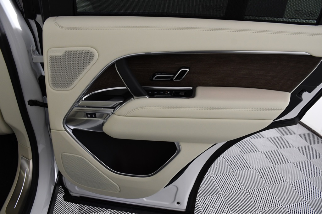 2025 Land Rover Range Rover SE photo 20