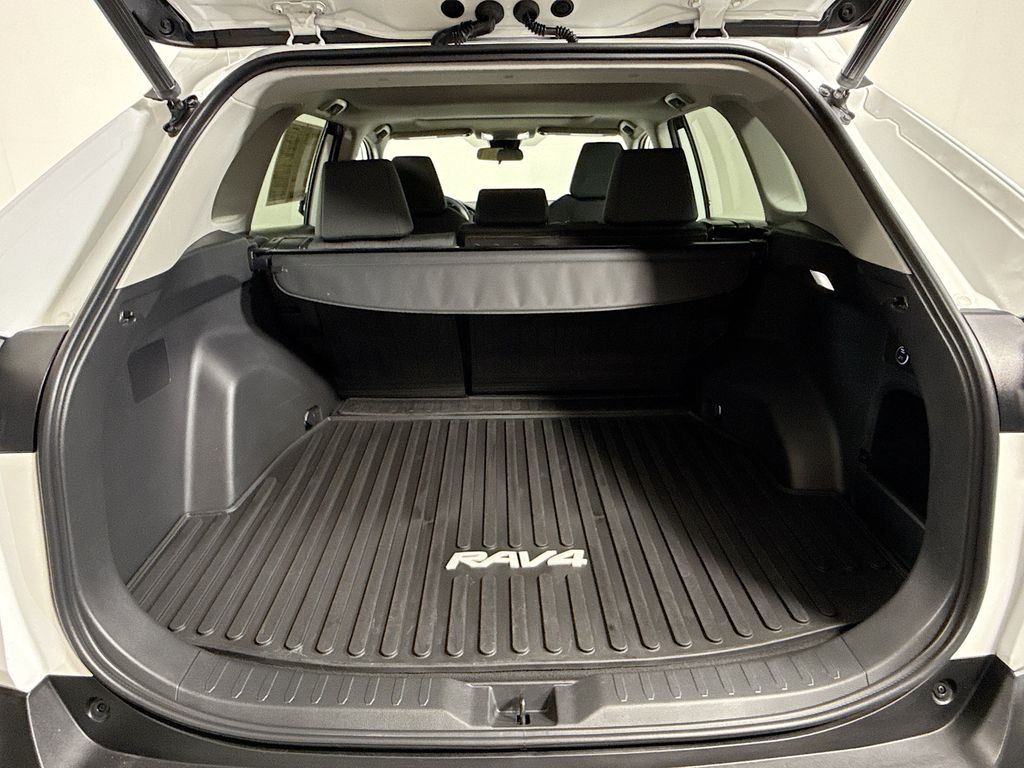 2022 Toyota RAV4 XLE photo 25