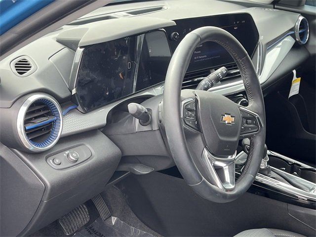 2025 Chevrolet Trax LT photo 2