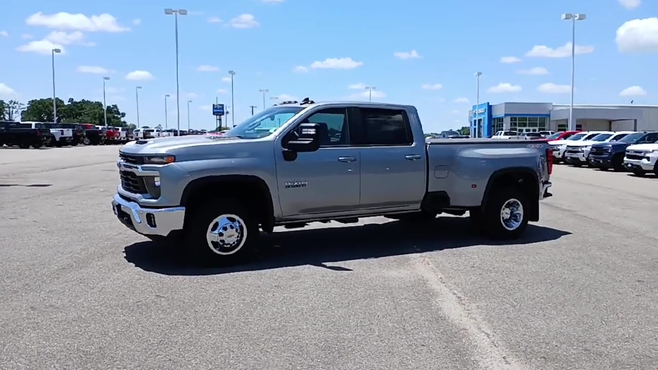 2025 Chevrolet Silverado 3500HD LT photo 4