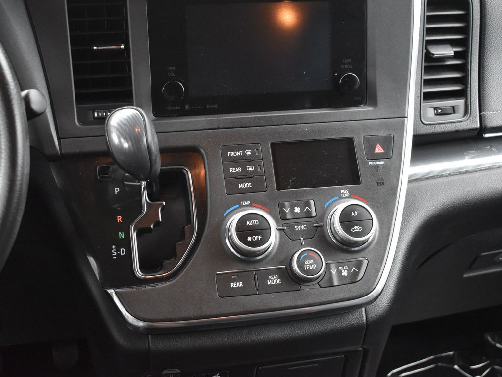 2017 Toyota Sienna SE photo 17