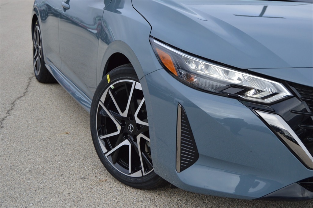 2025 Nissan Sentra SR photo 3