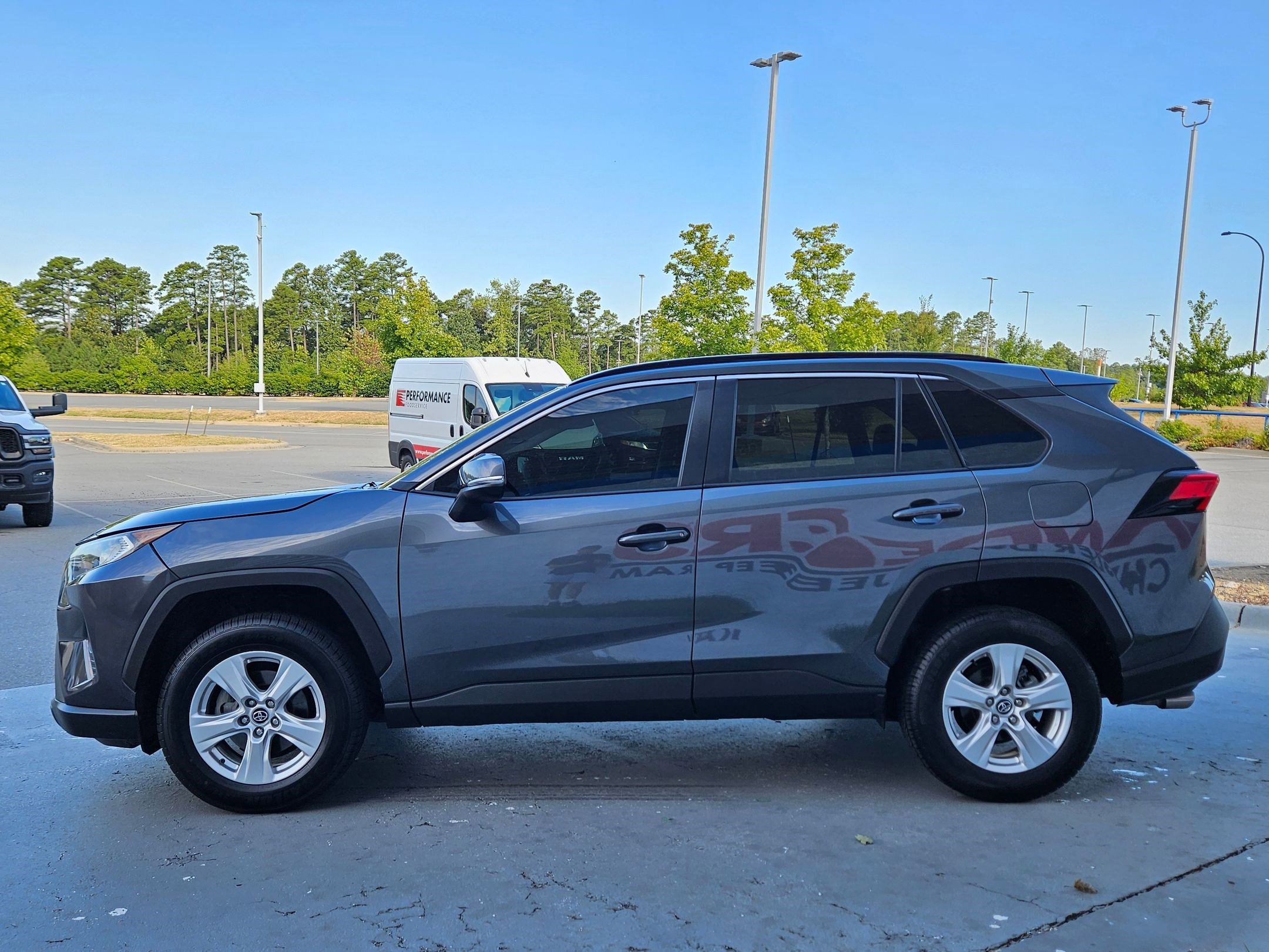 2021 Toyota RAV4 XLE photo 2
