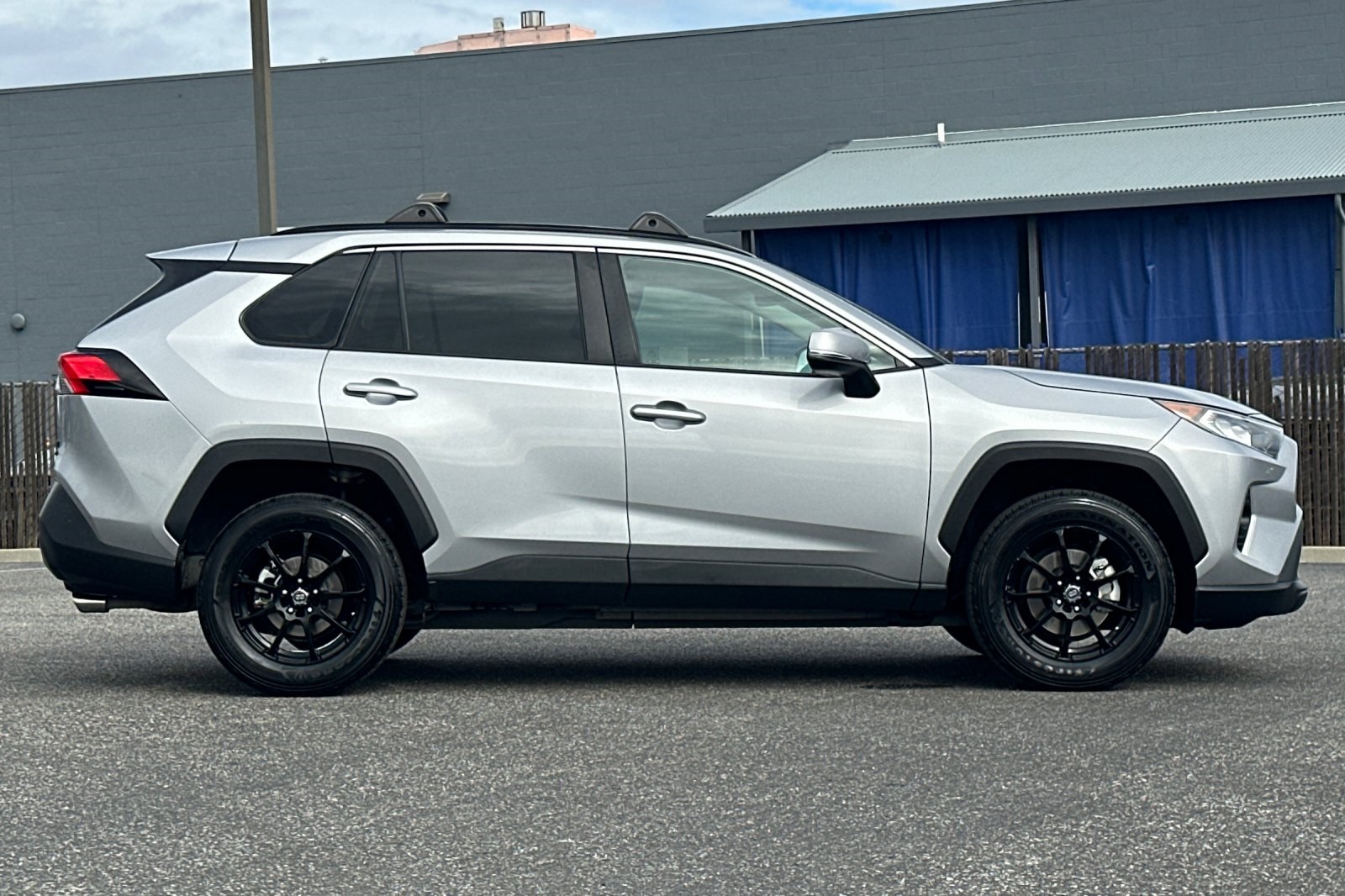 2021 Toyota RAV4 XLE photo 3