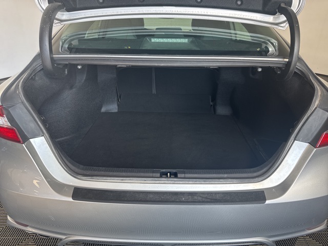 2019 Toyota Camry Hybrid SE photo 19