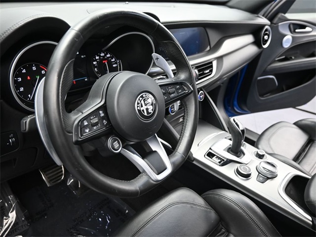 2022 Alfa Romeo Stelvio Ti Sport photo 4