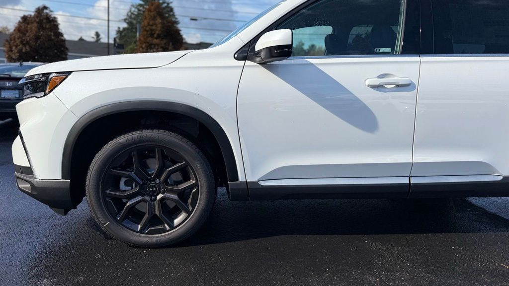 2025 Honda Pilot Touring photo 3