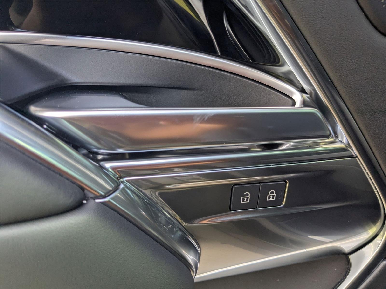 2025 Land Rover Range Rover SE photo 13
