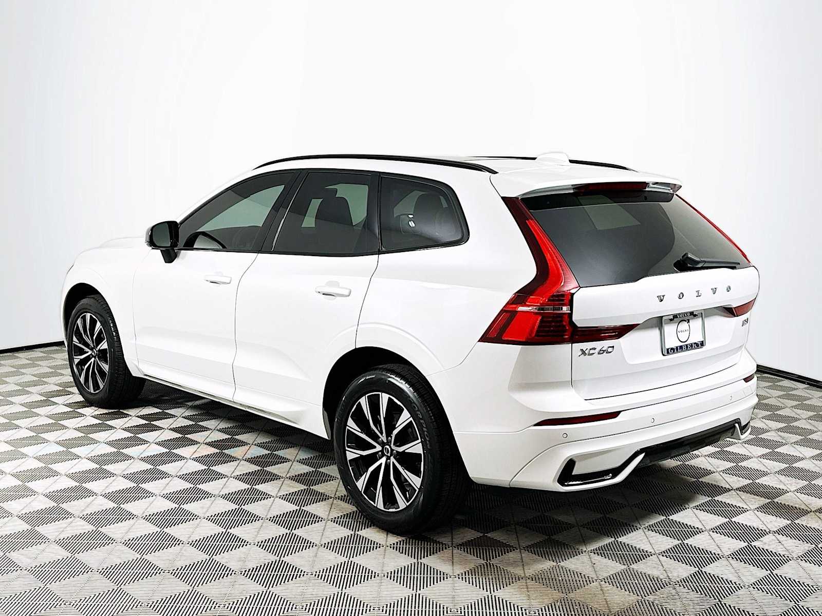2025 Volvo XC60 B5 Core photo 4