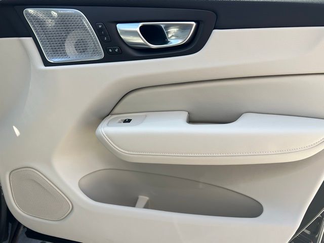 2026 Volvo XC60 Hybrid T8 photo 31