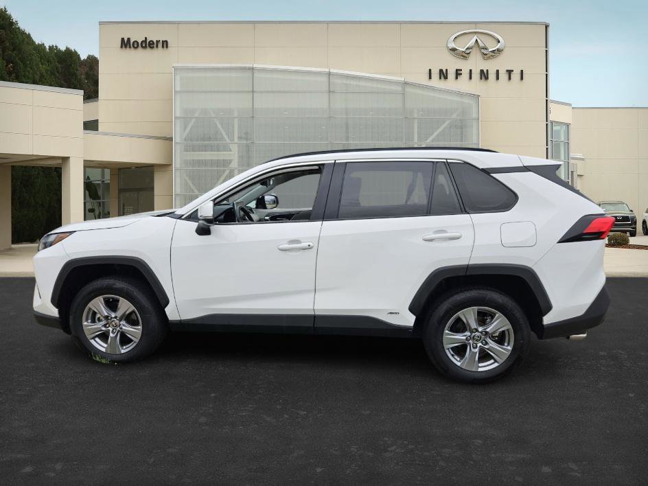 2022 Toyota RAV4 Hybrid XLE photo 3