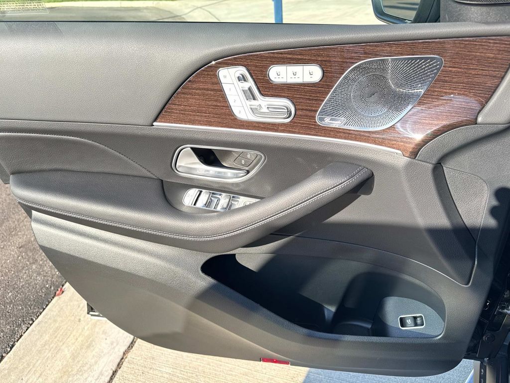 2026 Mercedes Benz GLS 450 4MATIC photo 18