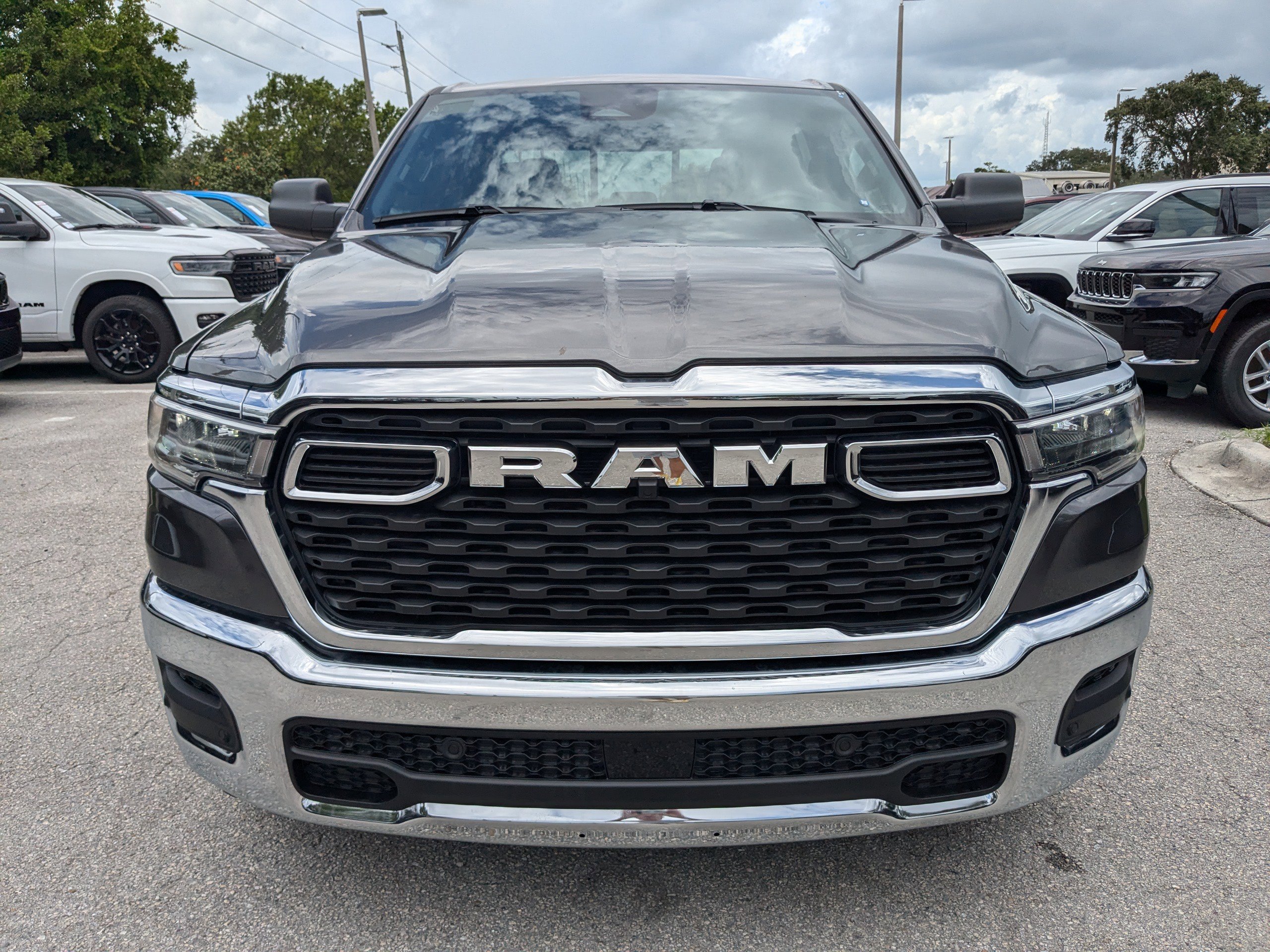 2025 Ram 1500 Tradesman photo 3
