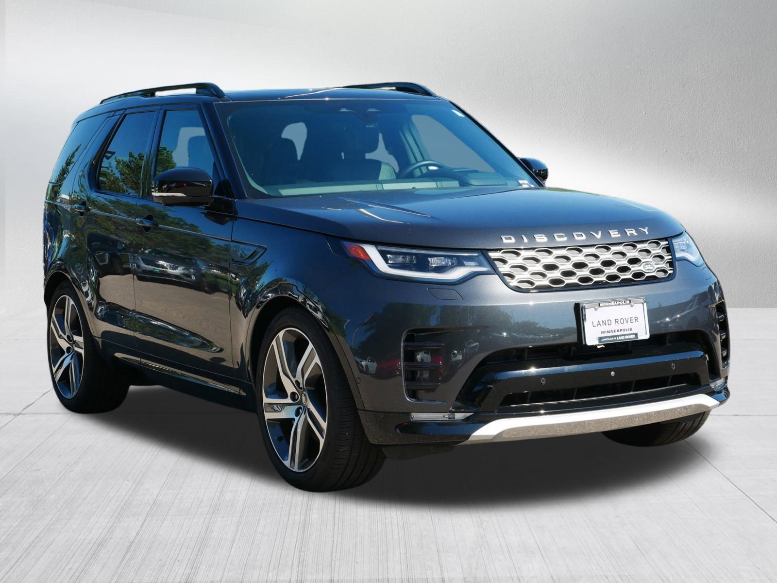 2024 Land Rover Discovery Metropolitan Edition photo 3