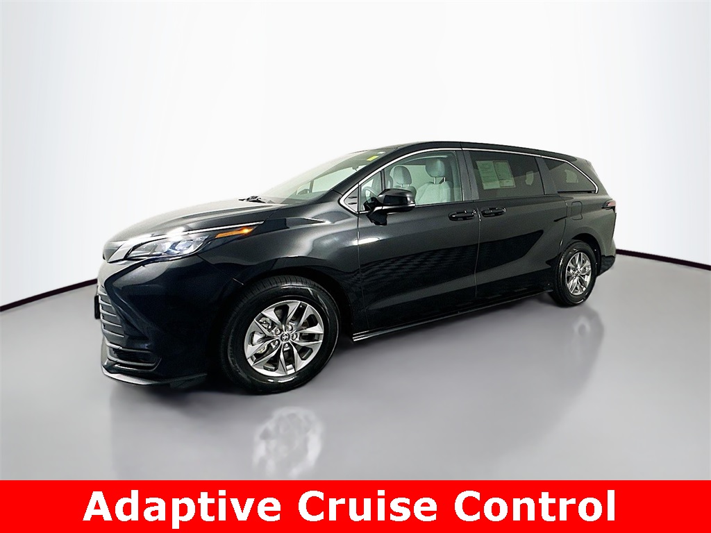 2025 Toyota Sienna LE photo 4