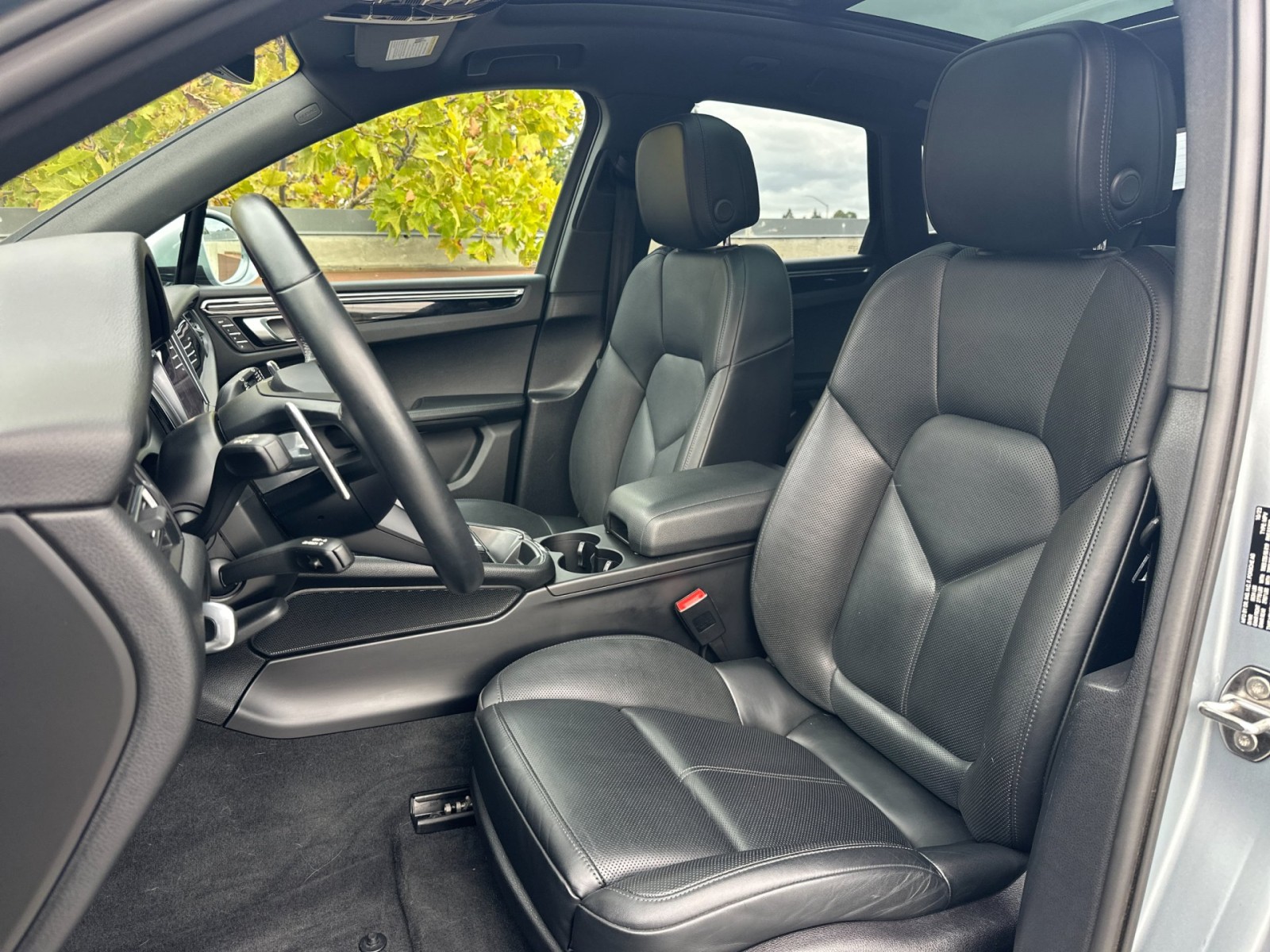 2024 Porsche Macan T photo 4