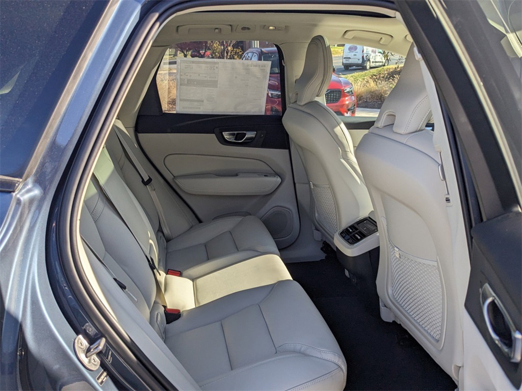 2025 Volvo XC60 B5 photo 4