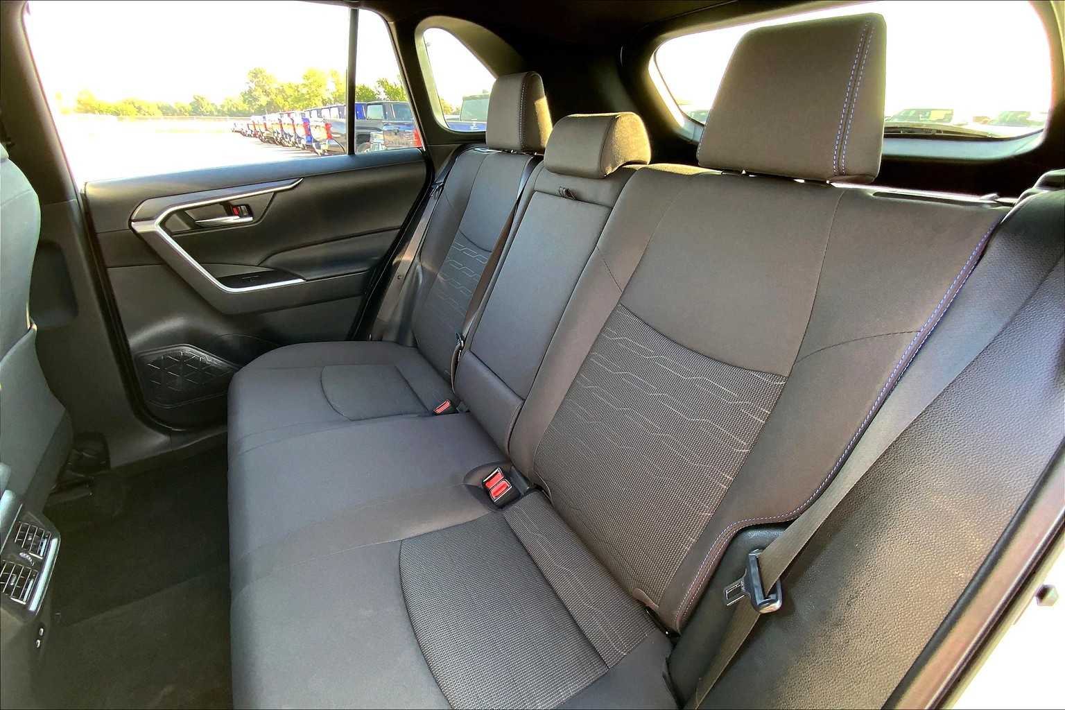 2024 Toyota RAV4 Hybrid SE photo 19