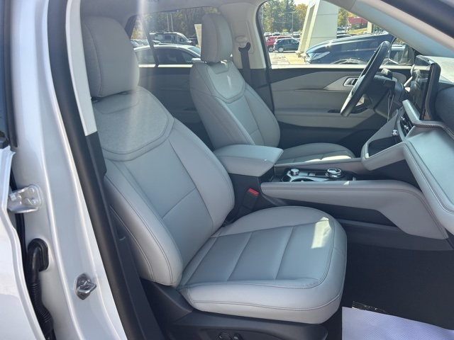 2025 Ford Explorer photo 15