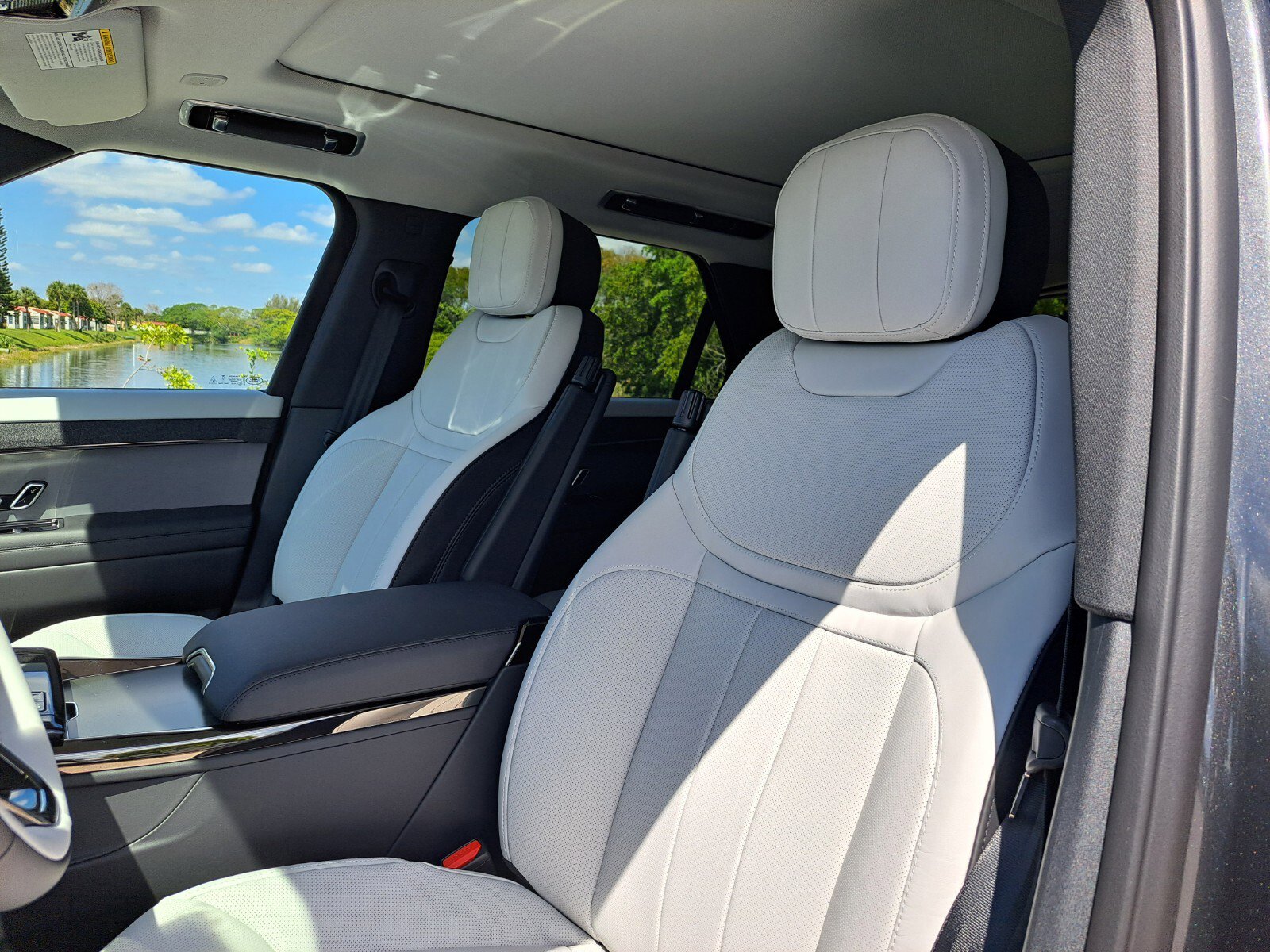 2025 Land Rover Range Rover Sport SE photo 8