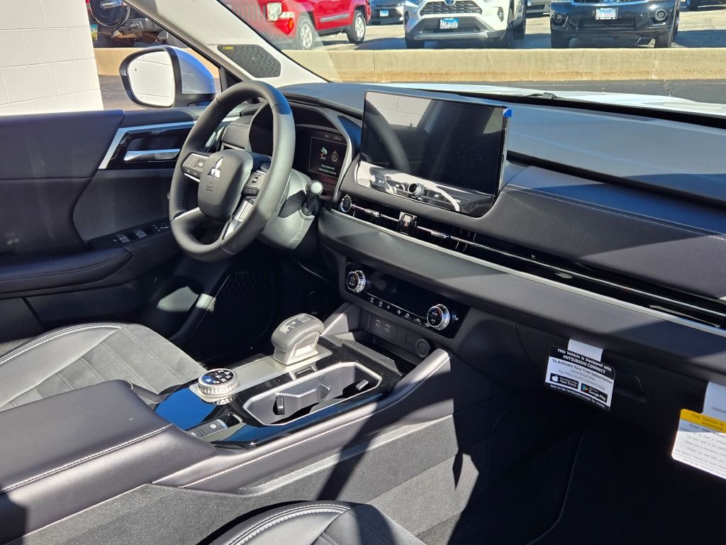 2025 Mitsubishi Outlander SE photo 3