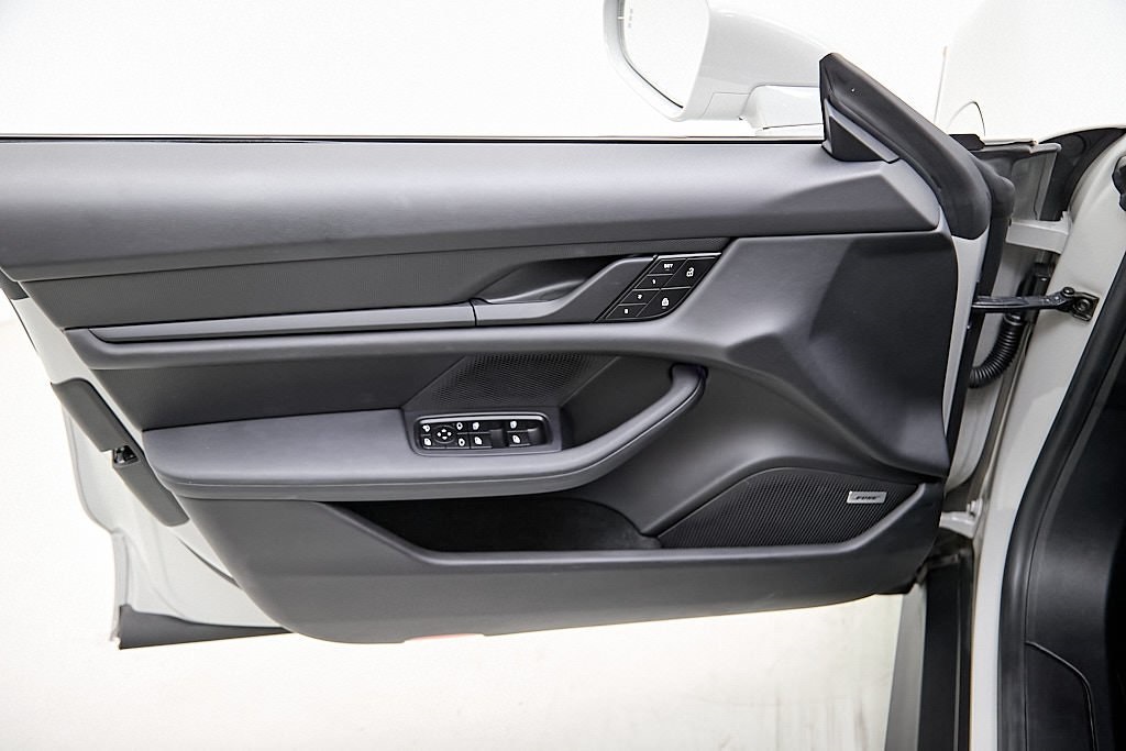 2022 PORSCHE TAYCAN - Image 23